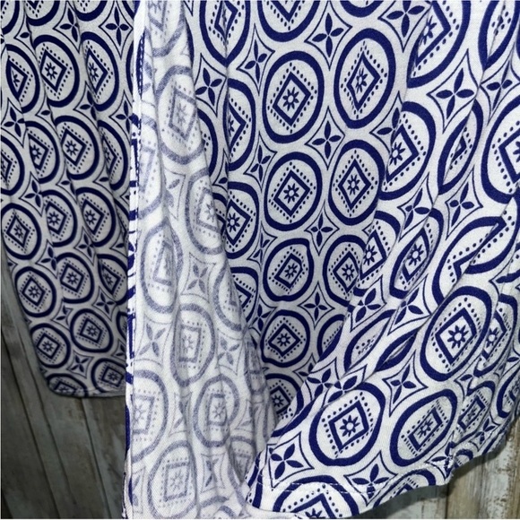 Cabi Medallion Keyhole Sleeveless Blouse - Picture 3 of 6